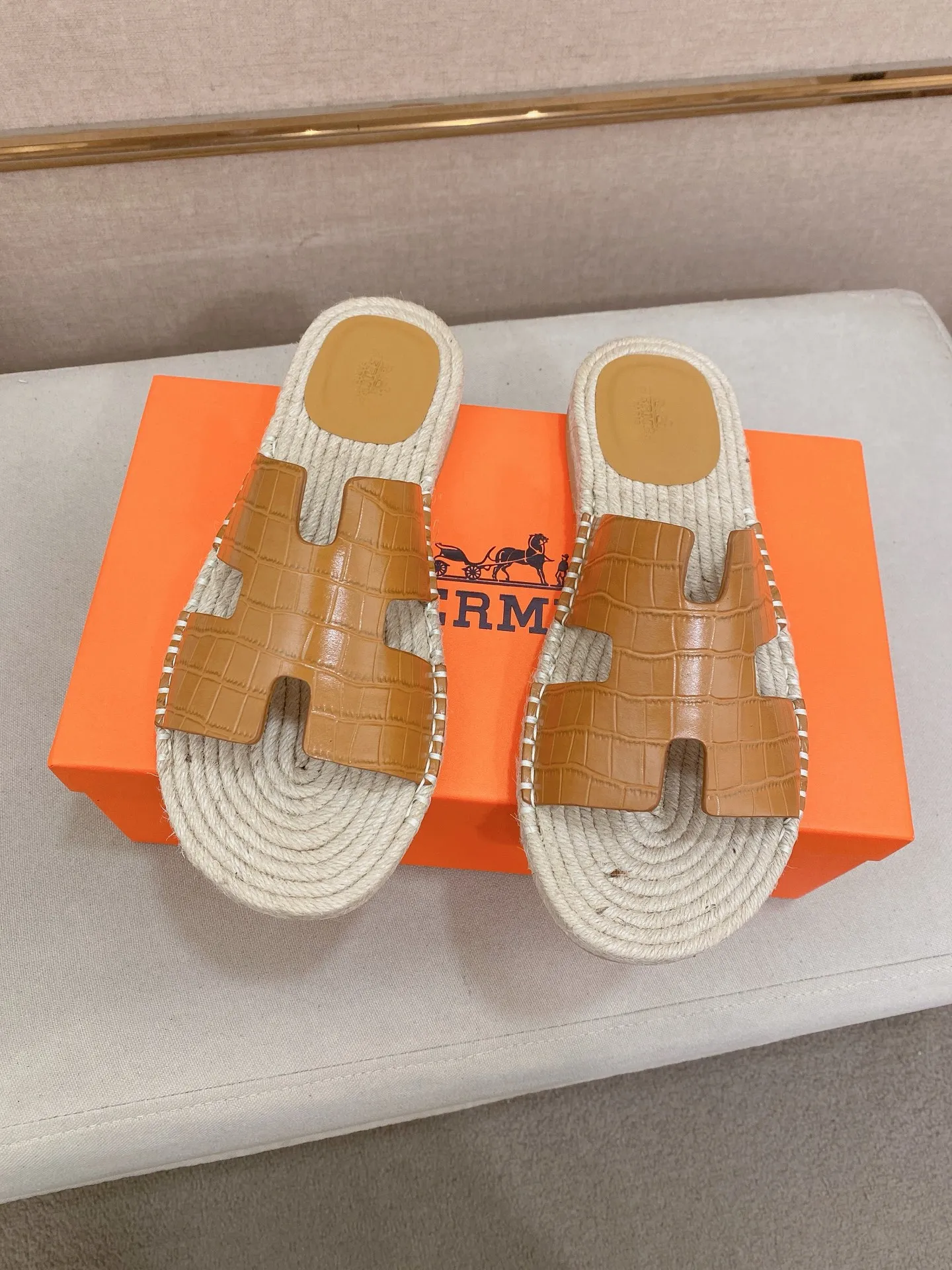 Factory price: 340💰high-end version. "HERMES" Hermès 💁♂️Men's casual slippers, compare the quality at the counter🧚🏿♂️ The upper is made of cowhide leather 🐊crocodile pattern workmanship, purely hand-drawn, raw rubber breathable and non-slip outsole, the inner is breathable and comfortable lambskin, the density is 100% comfortable, the original rubber outsole is wear-resistant and has a code number of 38-44. Can be customized 45-46-47💥🏆